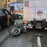 Incidente in via Montevideo a Genova, motociclista finisce contro un camion: ferito un 38enne