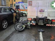 Incidente in via Montevideo a Genova, motociclista finisce contro un camion: ferito un 38enne Incidente in via Montevideo a Genova, motociclista finisce contro un camion: ferito un 38enne