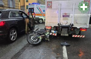 Incidente in via Montevideo a Genova, motociclista finisce contro un camion: ferito un 38enne Incidente in via Montevideo a Genova, motociclista finisce contro un camion: ferito un 38enne
