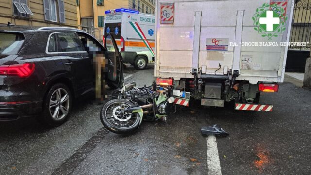 incidente montevideo genova Incidente in via Montevideo a Genova, motociclista finisce contro un camion: ferito un 38enne