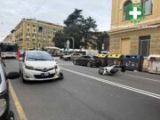 Incidente auto-moto in piazza Palermo a Genova, scooter a terra Incidente auto-moto in piazza Palermo a Genova, scooter a terra