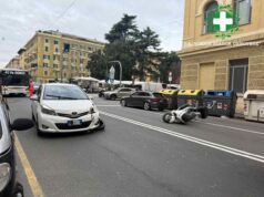 Incidente auto-moto in piazza Palermo a Genova, scooter a terra Incidente auto-moto in piazza Palermo a Genova, scooter a terra