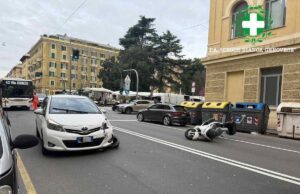 Incidente auto-moto in piazza Palermo a Genova, scooter a terra Incidente auto-moto in piazza Palermo a Genova, scooter a terra