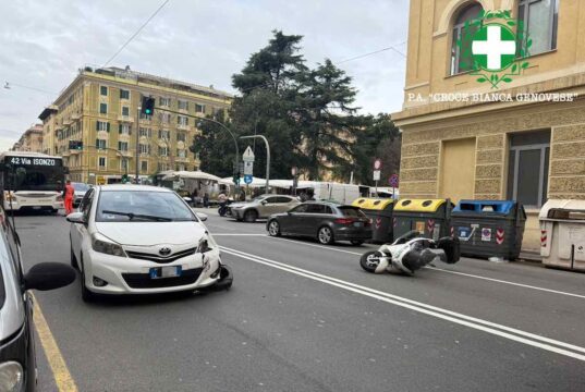 Incidente auto-moto in piazza Palermo a Genova, scooter a terra Incidente auto-moto in piazza Palermo a Genova, scooter a terra