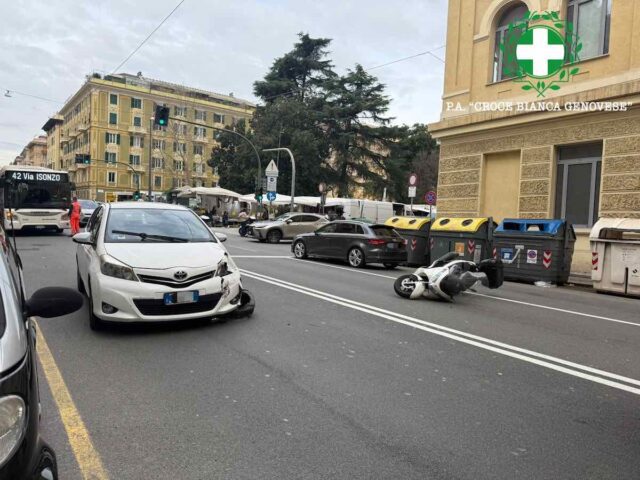 Incidente auto-moto in piazza Palermo a Genova, scooter a terra