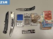 Savona, controlli della Polizia: trovati droga e coltelli in auto nel centro città Savona, controlli della Polizia: trovati droga e coltelli in auto nel centro città