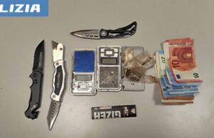 Savona, controlli della Polizia: trovati droga e coltelli in auto nel centro città Savona, controlli della Polizia: trovati droga e coltelli in auto nel centro città