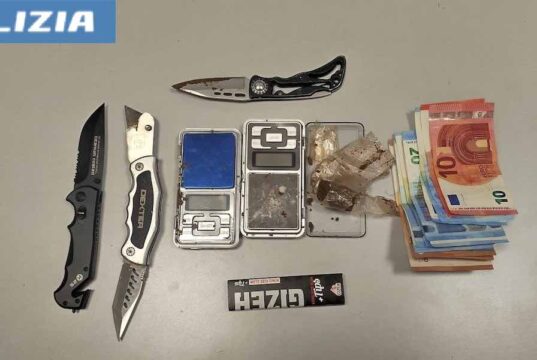 Savona, controlli della Polizia: trovati droga e coltelli in auto nel centro città Savona, controlli della Polizia: trovati droga e coltelli in auto nel centro città