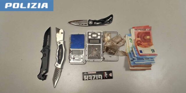 Savona, controlli della Polizia: trovati droga e coltelli in auto nel centro città Savona, controlli della Polizia: trovati droga e coltelli in auto nel centro città