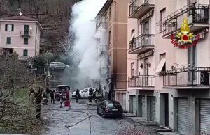 Incendio in un box a Ronco Scrivia: un morto e tre intossicati, evacuata una palazzina Incendio in un box a Ronco Scrivia: un morto e tre intossicati, evacuata una palazzina