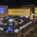 Genova accende il Natale: in piazza De Ferrari l’albero da 16 metri illumina la città