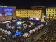 Genova accende il Natale: in piazza De Ferrari l’albero da 16 metri illumina la città Genova accende il Natale: in piazza De Ferrari l’albero da 16 metri illumina la città
