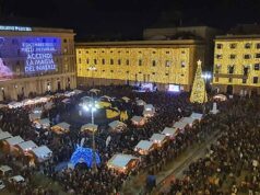 Genova accende il Natale: in piazza De Ferrari l’albero da 16 metri illumina la città Genova accende il Natale: in piazza De Ferrari l’albero da 16 metri illumina la città