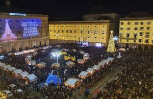 Genova accende il Natale: in piazza De Ferrari l’albero da 16 metri illumina la città Genova accende il Natale: in piazza De Ferrari l’albero da 16 metri illumina la città