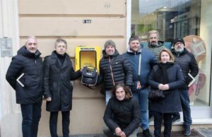 Pra’, un nuovo defibrillatore in via Taggia: un dono natalizio per la sicurezza del quartiere Pra’, un nuovo defibrillatore in via Taggia: un dono natalizio per la sicurezza del quartiere