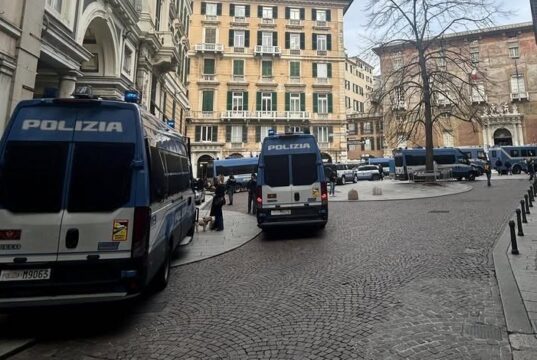 Ex Ilva, rischio scontri: 20 blindati Polizia in via Roma. E Fiom attacca Urso