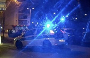 Pegli, auto si schianta contro passerella e portone: occupanti fuggono nella notte di Natale Pegli, auto si schianta contro passerella e portone: occupanti fuggono nella notte di Natale