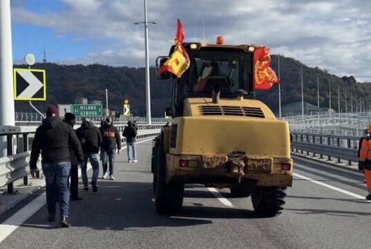 Ex Ilva Genova, fumata nera nell’incontro con il Commissario: lavoratori pronti a nuove proteste Ex Ilva Genova, fumata nera nell’incontro con il Commissario: lavoratori pronti a nuove proteste