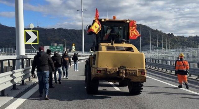 Ex Ilva Genova, fumata nera nell’incontro con il Commissario: lavoratori pronti a nuove proteste