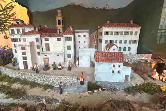 Presepe della Regione Liguria 2025: inaugurata la Natività con Monsignor Tasca a De Ferrari Presepe della Regione Liguria 2025: inaugurata la Natività con Monsignor Tasca a De Ferrari