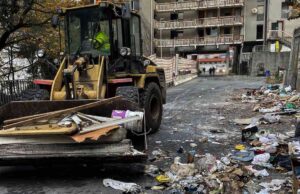 Genova, intervento straordinario in via Čechov: rimosso un maxi abbandono di rifiuti in Valpolcevera Genova, intervento straordinario in via Čechov: rimosso un maxi abbandono di rifiuti in Valpolcevera