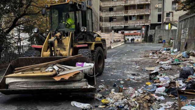 rifiuti amiu_valpolcevera4 Genova, intervento straordinario in via Čechov: rimosso un maxi abbandono di rifiuti in Valpolcevera