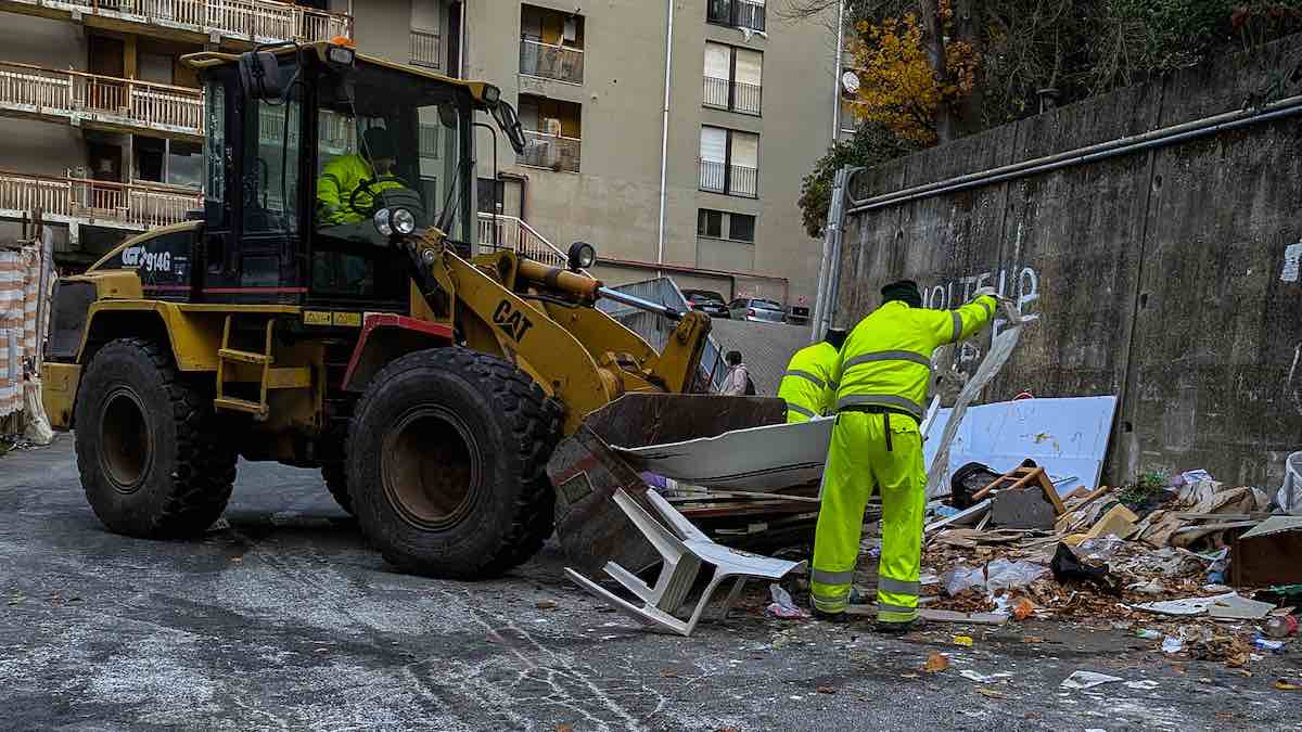 Genova, intervento straordinario in via Čechov: rimosso un maxi abbandono di rifiuti in Valpolcevera