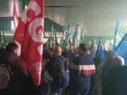 Riforma sanità approvata, cori e fumogeni Cgil-Cisl-Uil. Minoranza abbandona aula | Foto