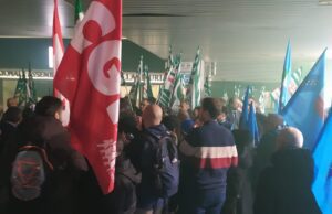 Riforma sanità approvata, cori e fumogeni Cgil-Cisl-Uil. Minoranza abbandona aula | Foto