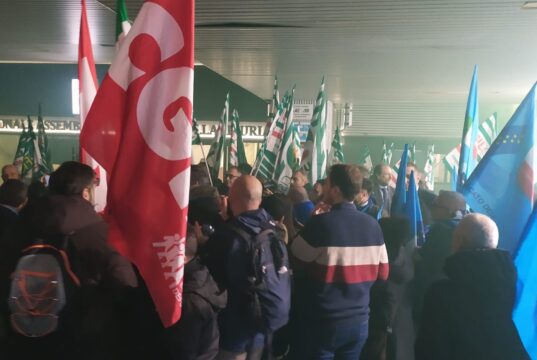 Riforma sanità approvata, cori e fumogeni Cgil-Cisl-Uil. Minoranza abbandona aula | Foto