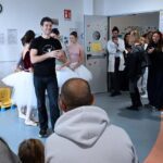 Roberto Bolle porta la magia della danza ai bambini del Gaslini nella Giornata internazionale delle persone con disabilità