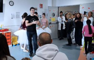 Roberto Bolle porta la magia della danza ai bambini del Gaslini nella Giornata internazionale delle persone con disabilità Roberto Bolle porta la magia della danza ai bambini del Gaslini nella Giornata internazionale delle persone con disabilità