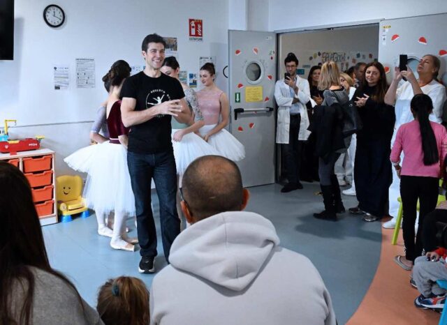 Roberto Bolle porta la magia della danza ai bambini del Gaslini nella Giornata internazionale delle persone con disabilità Roberto Bolle porta la magia della danza ai bambini del Gaslini nella Giornata internazionale delle persone con disabilità