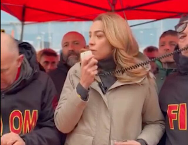 Ex Ilva, la sindaca Silvia Salis ai lavoratori: «Siamo con voi, ma protesta deve restare non violenta» Ex Ilva, la sindaca Silvia Salis ai lavoratori: «Siamo con voi, ma protesta deve restare non violenta»