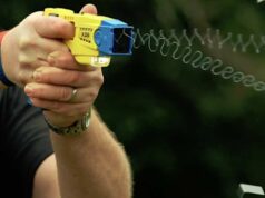 Chiavari, uomo colpito con il taser dalla polizia: trasportato in ospedale per accertamenti Chiavari, uomo colpito con il taser dalla polizia: trasportato in ospedale per accertamenti