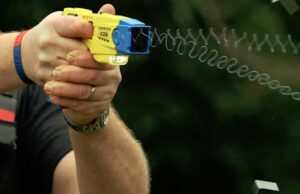 Chiavari, uomo colpito con il taser dalla polizia: trasportato in ospedale per accertamenti Chiavari, uomo colpito con il taser dalla polizia: trasportato in ospedale per accertamenti