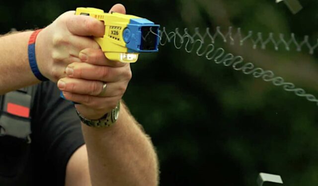 Chiavari, uomo colpito con il taser dalla polizia: trasportato in ospedale per accertamenti