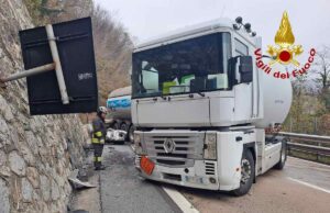 Autocisterna urta il guard rail sulla A7 tra Busalla e Bolzaneto: perdita di gasolio e autostrada chiusa Autocisterna urta il guard rail sulla A7 tra Busalla e Bolzaneto: perdita di gasolio e autostrada chiusa