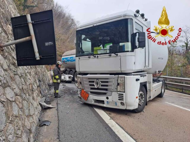 Autocisterna urta il guard rail sulla A7 tra Busalla e Bolzaneto: perdita di gasolio e autostrada chiusa Autocisterna urta il guard rail sulla A7 tra Busalla e Bolzaneto: perdita di gasolio e autostrada chiusa