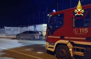 Voltri, incendio auto in via Don Giovanni Verità: intervento dei Vigili del Fuoco Voltri, incendio auto in via Don Giovanni Verità: intervento dei Vigili del Fuoco