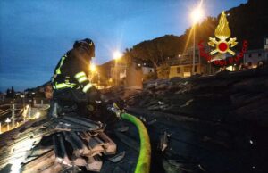 Bogliasco, incendio sul tetto di una casa cantoniera lungo l’Aurelia Bogliasco, incendio sul tetto di una casa cantoniera lungo l’Aurelia