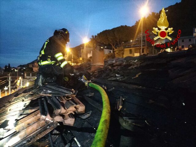 vvf incendio tetto casa cantoniera Bogliasco, incendio sul tetto di una casa cantoniera lungo l’Aurelia