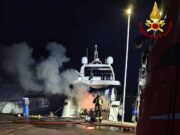 Incendio yacht al porto di Chiavari: Vigili del Fuoco domano le fiamme senza feriti Incendio yacht al porto di Chiavari: Vigili del Fuoco domano le fiamme senza feriti