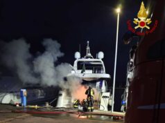 Incendio yacht al porto di Chiavari: Vigili del Fuoco domano le fiamme senza feriti Incendio yacht al porto di Chiavari: Vigili del Fuoco domano le fiamme senza feriti