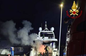 Incendio yacht al porto di Chiavari: Vigili del Fuoco domano le fiamme senza feriti Incendio yacht al porto di Chiavari: Vigili del Fuoco domano le fiamme senza feriti