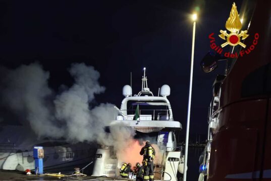 Incendio yacht al porto di Chiavari: Vigili del Fuoco domano le fiamme senza feriti Incendio yacht al porto di Chiavari: Vigili del Fuoco domano le fiamme senza feriti