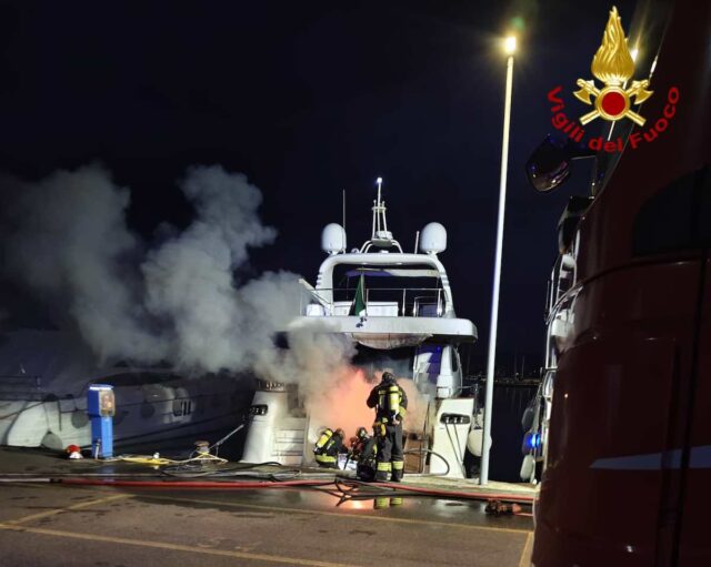 Incendio yacht al porto di Chiavari: Vigili del Fuoco domano le fiamme senza feriti Incendio yacht al porto di Chiavari: Vigili del Fuoco domano le fiamme senza feriti