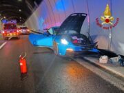 A26, incidente per Porsche 911 in galleria: l’intervento dei Vigili del Fuoco A26, incidente per Porsche 911 in galleria: l’intervento dei Vigili del Fuoco