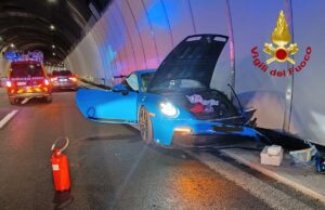 A26, incidente per Porsche 911 in galleria: l’intervento dei Vigili del Fuoco A26, incidente per Porsche 911 in galleria: l’intervento dei Vigili del Fuoco