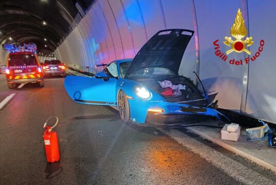A26, incidente per Porsche 911 in galleria: l’intervento dei Vigili del Fuoco A26, incidente per Porsche 911 in galleria: l’intervento dei Vigili del Fuoco